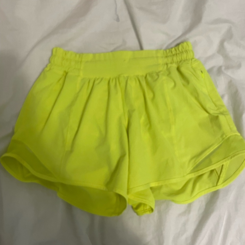 Lulu lemon highlighter yellow hotty hots size 4 and 4 inches never worn